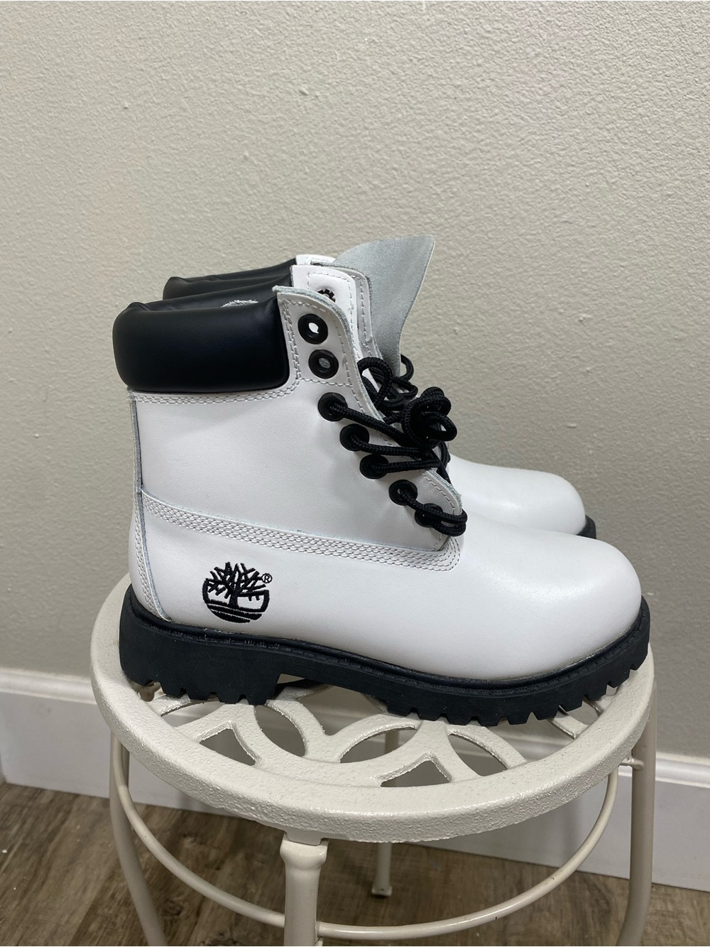Timberland Women’s White Leather 6-Inch Boots Size 5.5